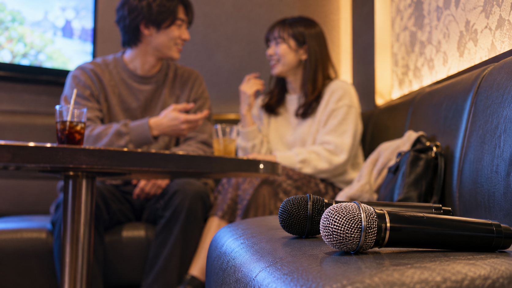 謎解きとカラオケのデート比較は参加の仕方から